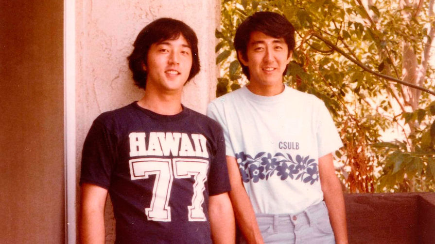 Синдзо Абэ (справа) во времена учебы в&nbsp;Университете Южной Калифорнии, США, 1970-е