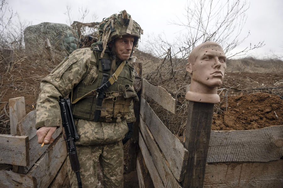 Солдат украинской армии идет по&nbsp;траншее на&nbsp;линии разграничения в&nbsp;Донецкой области, 9&nbsp;января 2022&nbsp;года