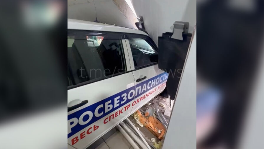 В Амурской области фура без водителя протаранила автомойку
