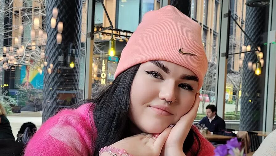 19-летняя певица из Великобритании уволилась из магазина и подписала контракт с лейблом благодаря TikTok-хиту