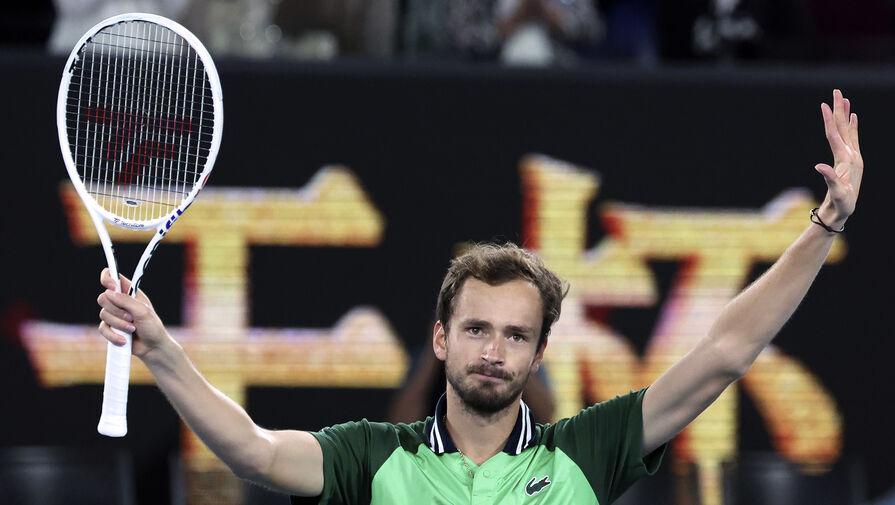 Медведев пробился в полуфинал теннисного турнира в Дубае
