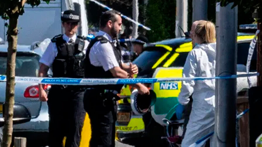 Мужчина устроил поножовщину и ранил восемь человек в Великобритании