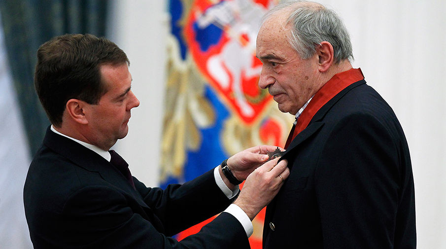 Дмитрий Медведев и Валентин Гафт, награжденный орденом &laquo;За заслуги перед&nbsp;Отечеством&raquo; II степени на&nbsp;церемонии вручения государственных наград в&nbsp;Кремле, 2011&nbsp;год
