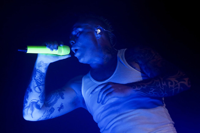 Вокалист The Prodigy Кит Флинт во время выступления в клубе Stadium Live в Москве