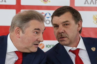 Главный тренер сборной России Олег Знарок (справа) и президент ФХР Владислав Третьяк