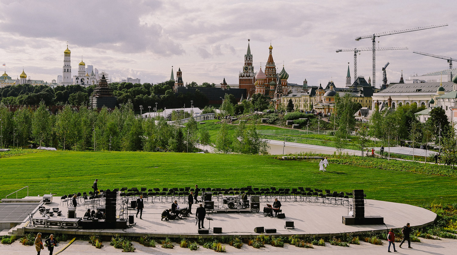 Парк Зарядье вид на Кремль