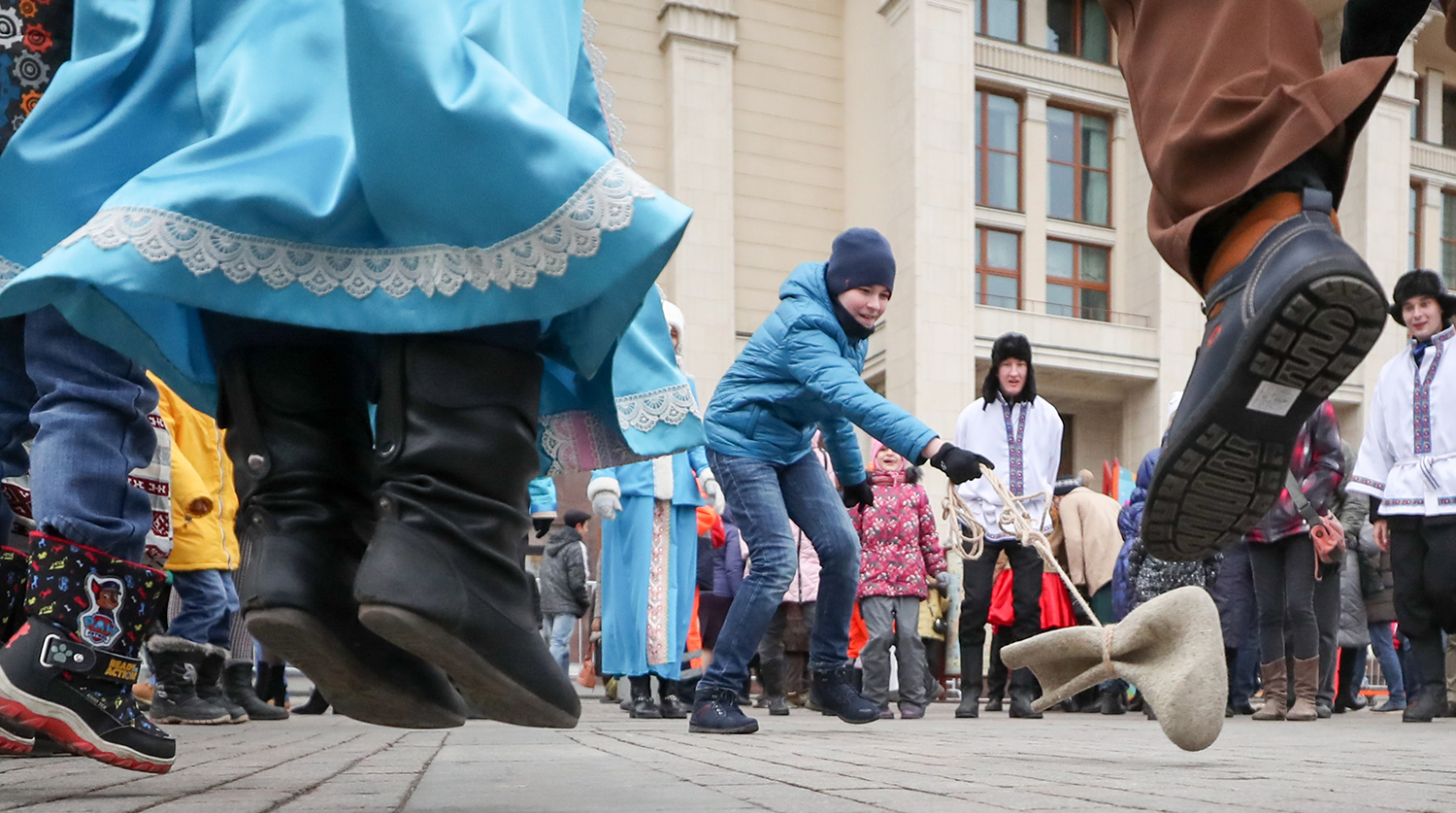 Москва. 4 ноября 2017. Во время народных гуляний на Манежной площади в рамках празднования Дня народного единства
