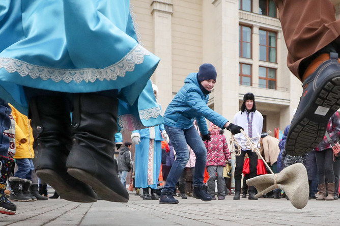 Москва. 4 ноября 2017. Во время народных гуляний на Манежной площади в рамках празднования Дня народного единства
