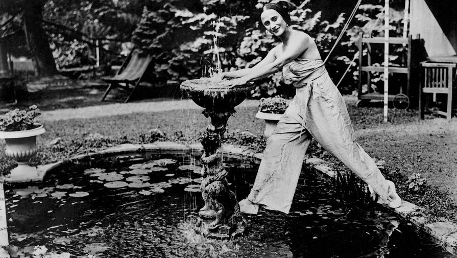 Анна Павлова в саду своего дома в пригороде Лондона, 1930 год