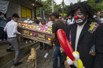 Во время похорон семьи циркачей-клоунов Хоселин Шакон Лобо и Нельсона Вийяторо, найденных убитыми в Гватемале, 3 июля 2022 года