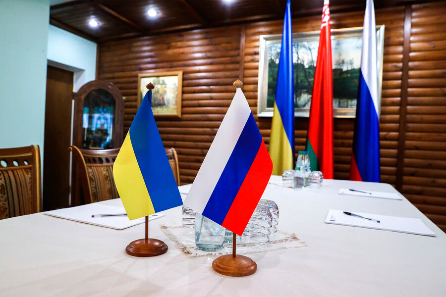 Флажки на столе, за которым проходили российско-украинские переговоры в Белоруссии, 7 марта 2022 года