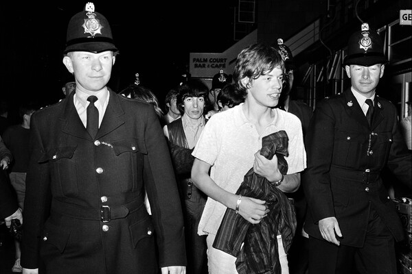 Полиция сопровождает группу The Rolling Stones после концерта, Великобритания, 1964&nbsp;год