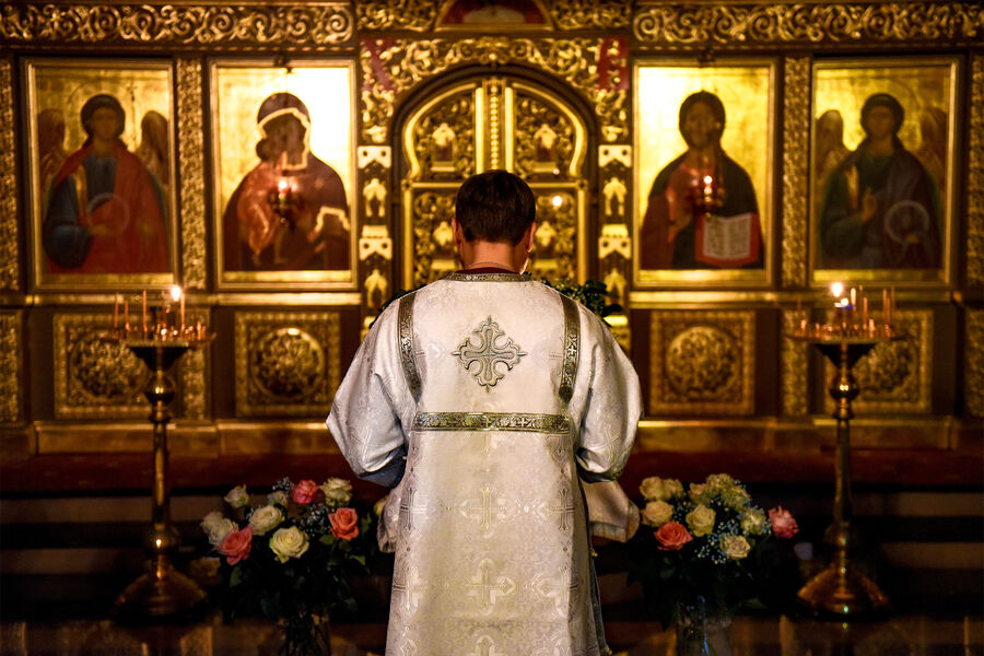 Священнослужитель во время праздничного богослужения по&nbsp;случаю Рождества Христова в&nbsp;храме Святого Александра Невского, село Троицкое, Сахалинская область, 7&nbsp;января 2025&nbsp;года