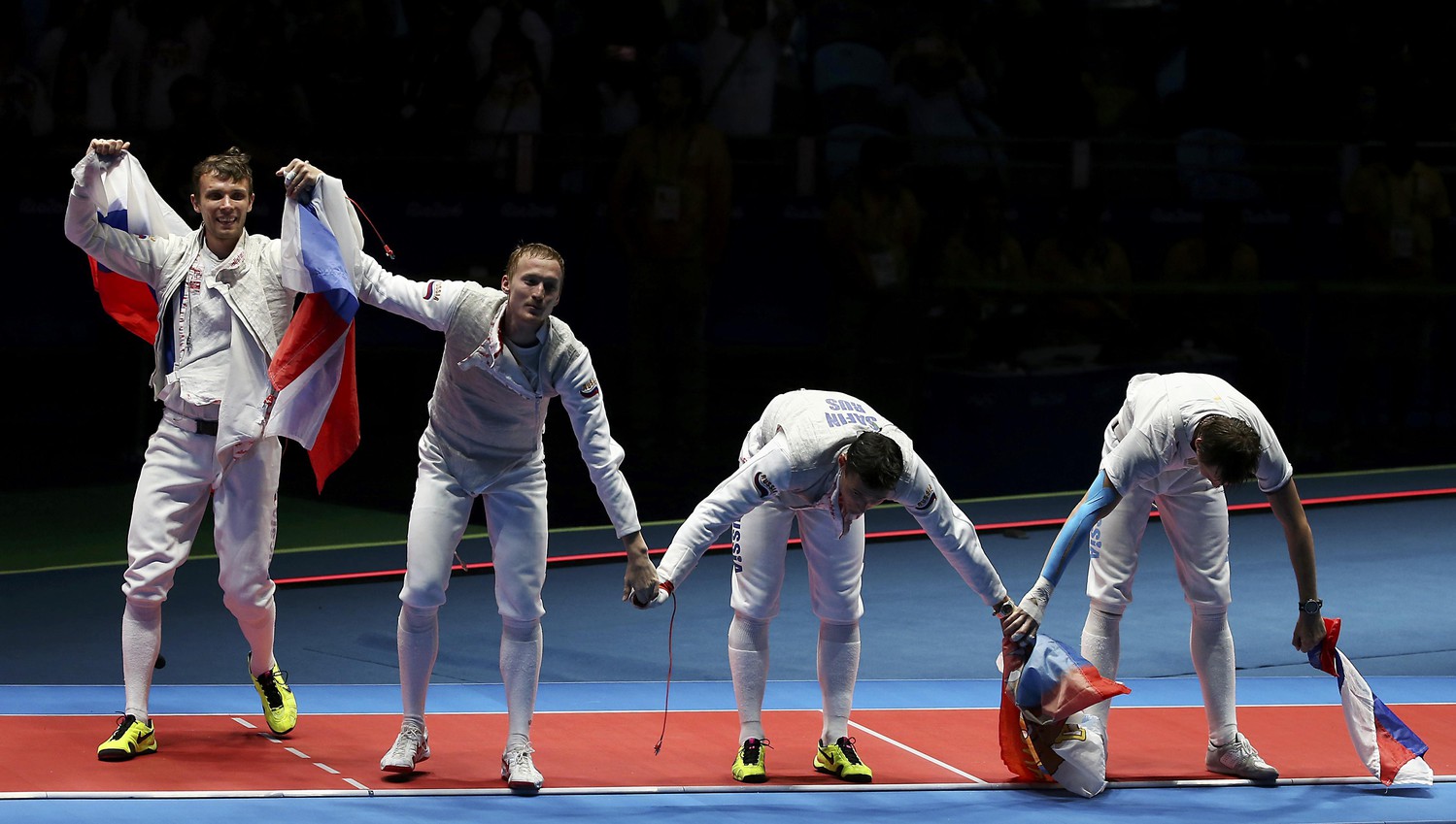 Последний раз чемпионами в командном первенстве рапиристов россияне становились 20 лет назад.