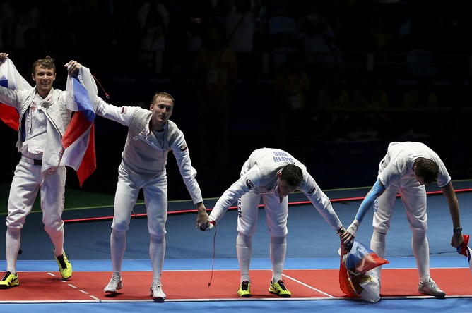 Последний раз чемпионами в командном первенстве рапиристов россияне становились 20 лет назад.