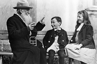 Лев Николаевич Толстой с внуками. 1909 год. Репродукция