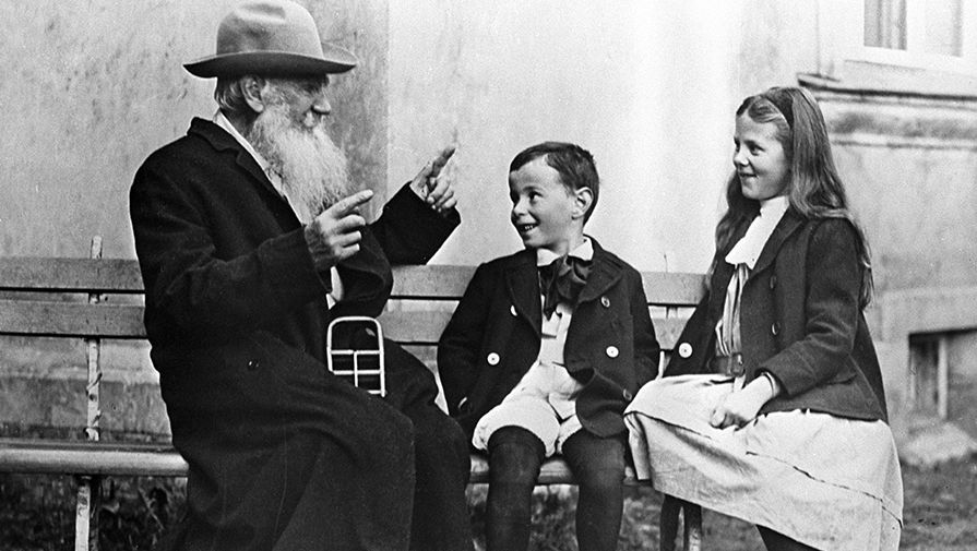 Лев Николаевич Толстой с внуками. 1909 год. Репродукция