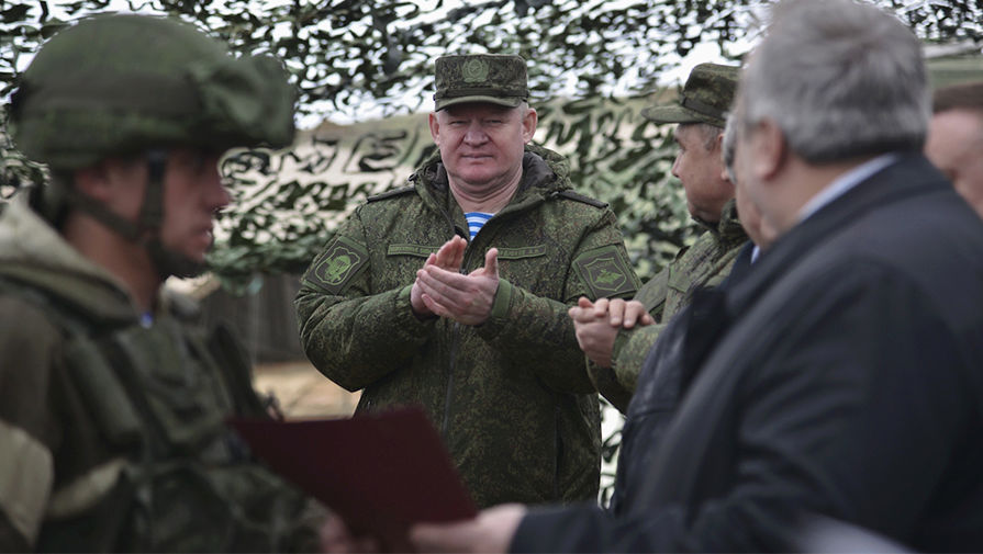 Командующий Воз­душ­но-десантными войсками Андрей Сердюков во время учений ВДВ на&nbsp;полигоне Опук в&nbsp;Крыму, 20 марта 2017 года