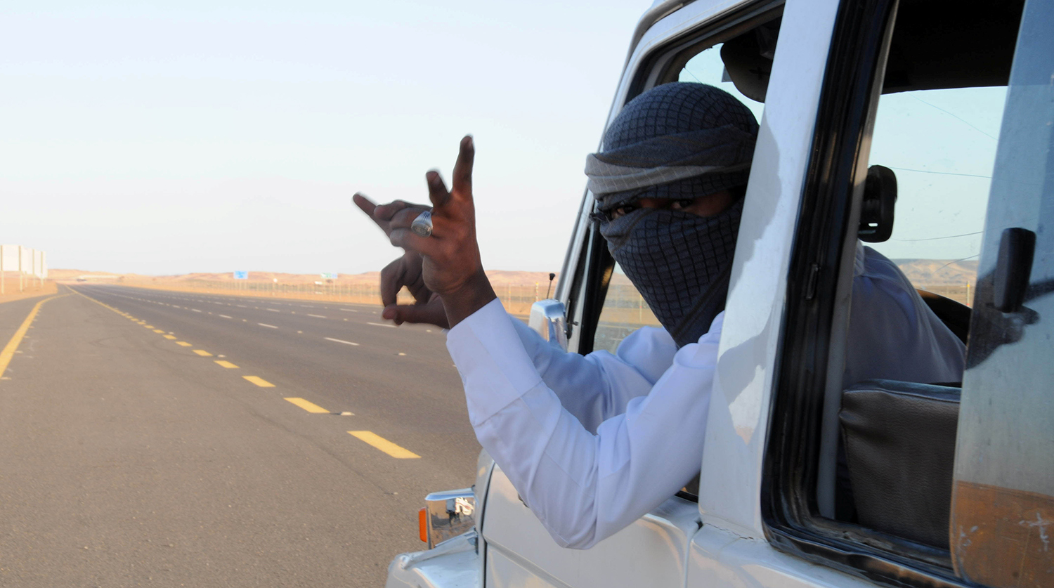 Саудовская аравия открыла границы. Арабские машины. Арабы Саудовской Аравии. Арабы на тачках. Машина в пустыне и араб.