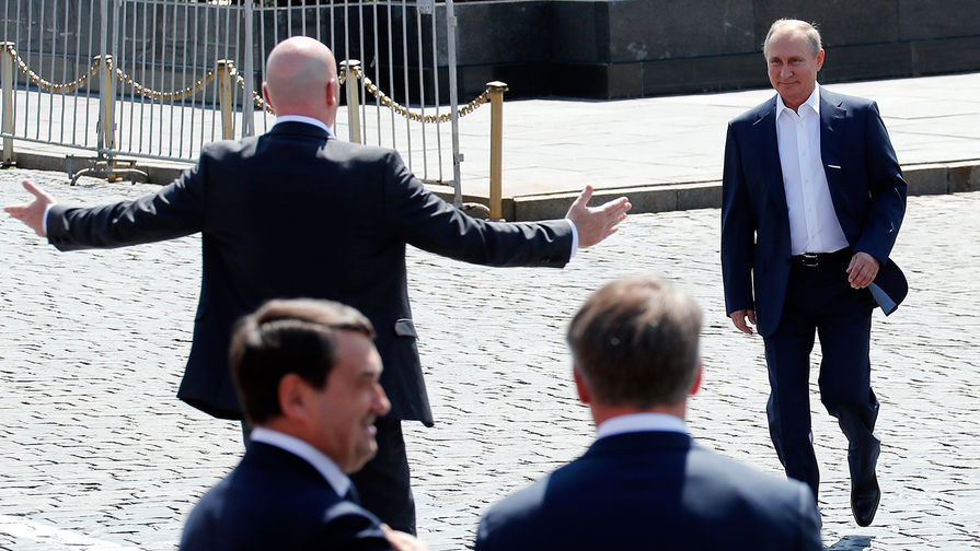 Президент FIFA Джанни Инфантино и президент России Владимир Путин во время посещения тематического парка футбола чемпионата мира на&nbsp;Красной площади в&nbsp;Москве, 28 июня 2018 года