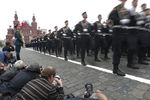 Фотографы и российские военнослужащие во время парада Победы на Красной площади, 9 мая 2019 года