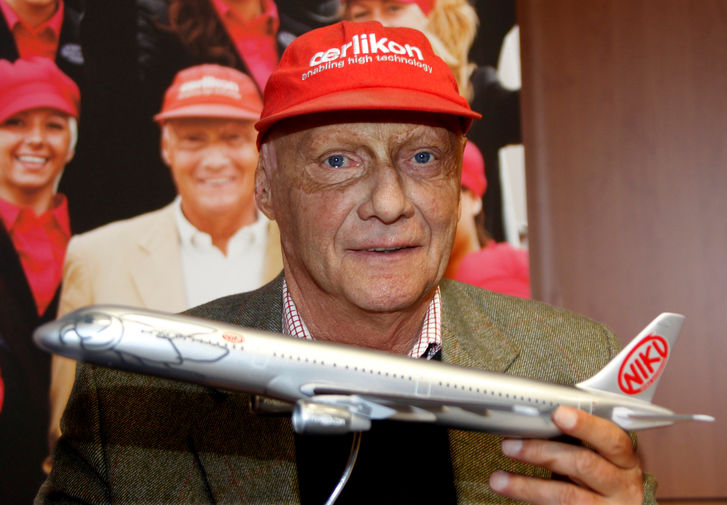 Президент авиакомпании-лоукостера Niki Ники Лауда с моделью самолета во время пресс-конференции, 2010 год