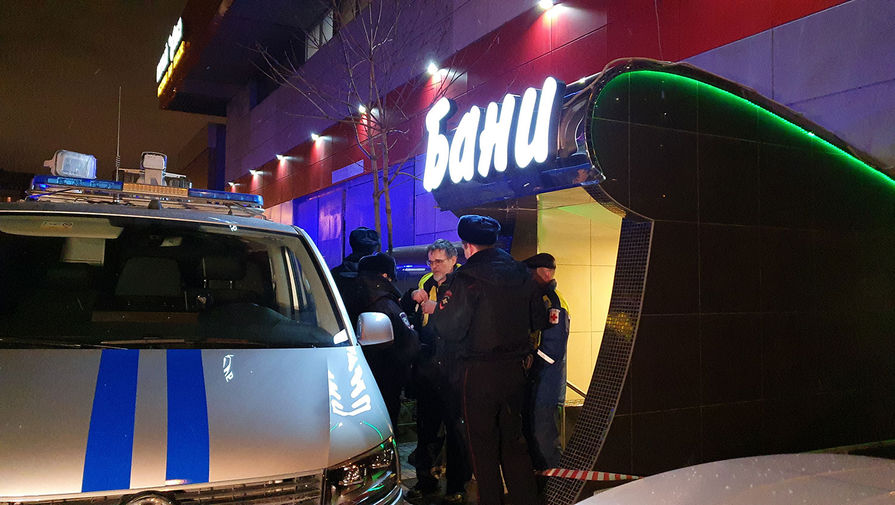 Сотрудники экстренных служб на месте происшествия в банном клубе на юге Москвы, 29 февраля 2020 года