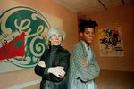 Энди Уорхол и Жан-Мишель Баския перед своими совместными работами в галерее Тони Шафрази, Нью-Йорк, 1985 год