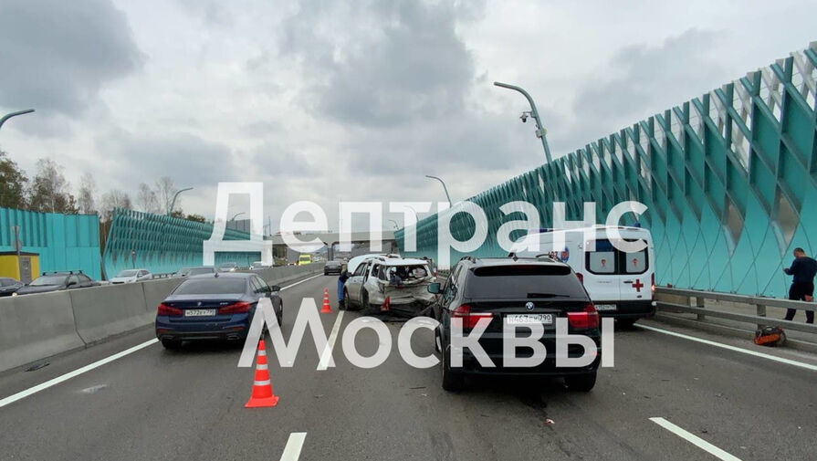 Легковушка влетела в остановившийся автомобиль на СВХ в Москве