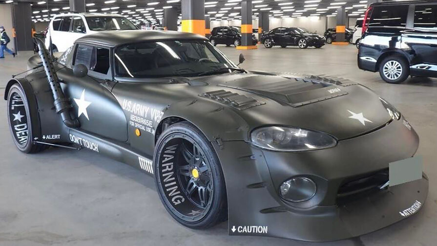 В США спорткар Dodge Viper стилизовали под военный автомобиль