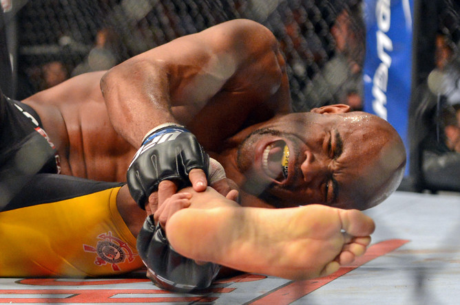 Андерсон Сильва сломал ногу в матче-реванше против Криса Уайдмэна на UFC 168