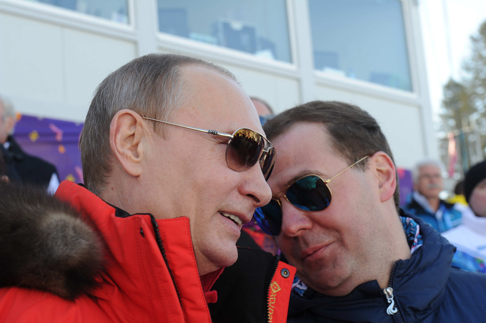 Президент России Владимир Путин (слева) и председатель правительства России Дмитрий Медведев на трибуне в лыжно-биатлонном комплексе «Лаура» во время мужской эстафеты по лыжным гонкам на XXII зимних Олимпийских играх в Сочи