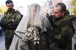 Командир батальона «Оплот» Вадим Димов со своей невестой Натальей Воропаевой перед церемонией бракосочетания, 10 октября 2014 года