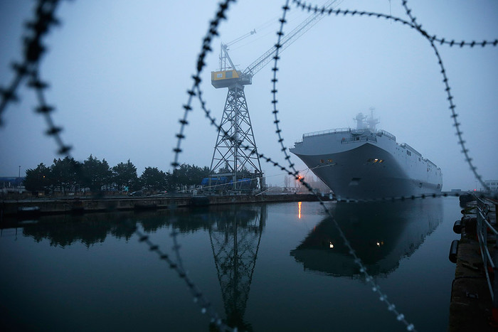  Универсальный десантный корабль ВМФ России «Владивосток» класса «Мистраль» в порту Сен-Назер