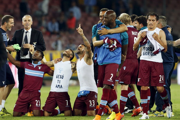 Футболисты «Лацио» празднуют победу в последнем туре чемпионата Италии — 2014/15.