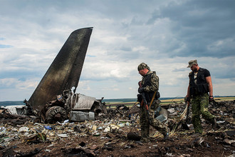 На месте падения пассажирского самолета «Малайзийских авиалиний» Boeing 777