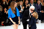 Кара Делевинь и Карл Лагерфельд на показе Chanel 