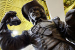 Скульптура мушкетера Арамиса — героя фильма «Д'Артаньян и три мушкетера»