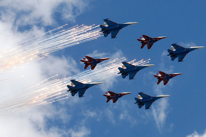 Многоцелевые истребители Су-27 пилотажной группы «Русские витязи» и МиГ-29 пилотажной группы «Стрижи» во время генеральной репетиции парада Победы на Красной площади, посвященного 71-й годовщине победы в Великой Отечественной войне
