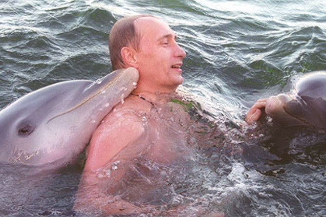 Владимир Путин плавает с дельфинами