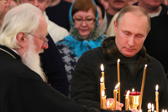 Владимир Путин во время Рождественского богослужения в Свято-Юрьевом монастыре в Новгородской области