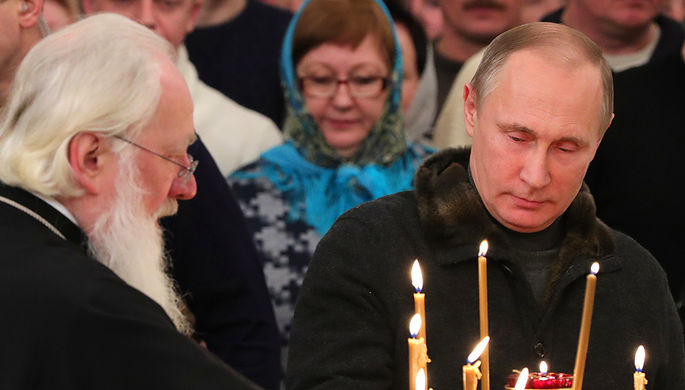 Владимир Путин во время Рождественского богослужения в Свято-Юрьевом монастыре в Новгородской...