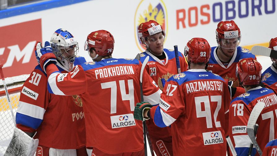 Игроки сборной России радуются победе в вынесенном матче Шведских хоккейных игр третьего этапа Еврохоккейтура — 2016/17 между сборными командами России и Финляндии.