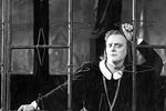 Евгений Самойлов в роли Гамлета в сцене из спектакля по трагедии У. Шекспира «Гамлет», 1954 год