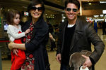 Кэти Холмс и Том Круз с их дочерью в аэропорту Токио, 2009 год