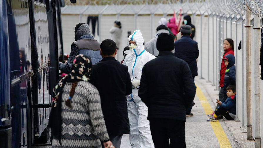 Проверка беженцев в порту Митилини в Греции, 5 марта 2020 года