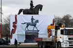 Во время установки нового памятника маршалу Георгию Жукову на Манежной площади, 20 марта 2020 года 