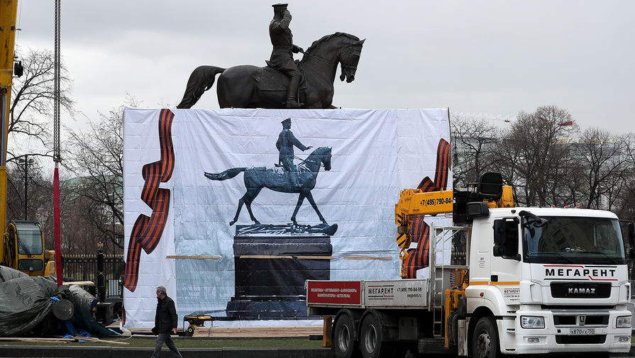 Во время установки нового памятника маршалу Георгию Жукову на&nbsp;Манежной площади, 20 марта 2020 года 