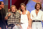Участники Van Halen Алекс Ван Хален, Майкл Энтони и Эдди Ван Хален, и экс-солист группы Дэвид Ли Рот во время церемонии награждения премии MTV Video Music Awards в Нью-Йорке, 1996 год