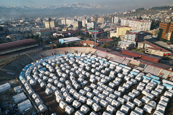 Палатки для&nbsp;пострадавших от землетрясения на&nbsp;стадионе в&nbsp;Кахраманмараше, Турция